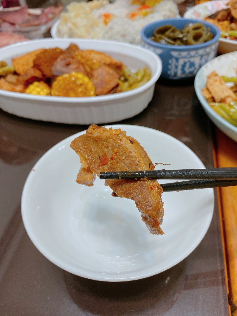 【冷凍食品推薦】滷台味X麻辣干鍋系列：猴頭菇、牛肉、松阪豬  夏天不想熱呼呼吃鍋又想開胃的噬辣族  一定會愛滷台味麻辣干鍋！ @貝大小姐的多元心宇宙
