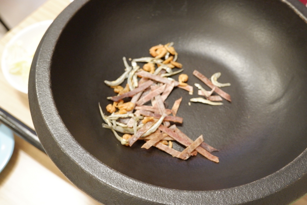【台中南區石頭火鍋推薦】食藝石頭火鍋-工學店  湯頭始終是食藝石頭火鍋最令人百嚐不厭的經典！ @貝大小姐的多元心宇宙