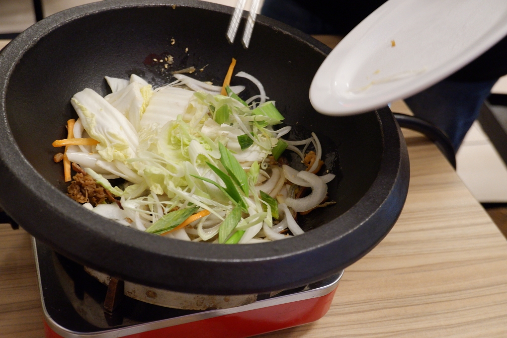 【台中南區石頭火鍋推薦】食藝石頭火鍋-工學店  湯頭始終是食藝石頭火鍋最令人百嚐不厭的經典！ @貝大小姐的多元心宇宙