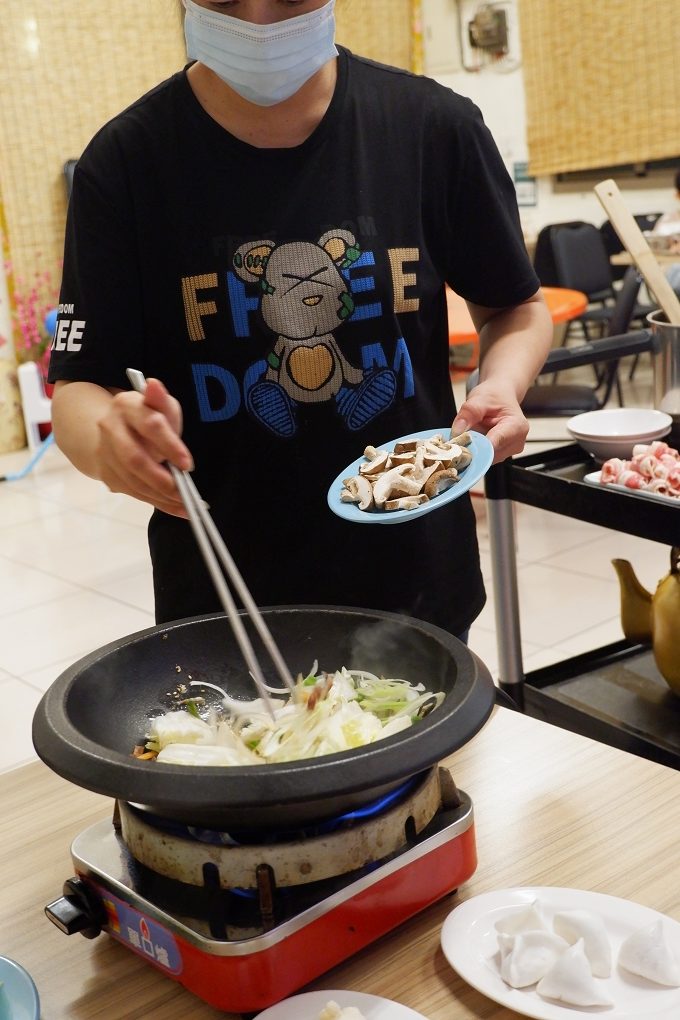 【台中南區石頭火鍋推薦】食藝石頭火鍋-工學店  湯頭始終是食藝石頭火鍋最令人百嚐不厭的經典！ @貝大小姐的多元心宇宙