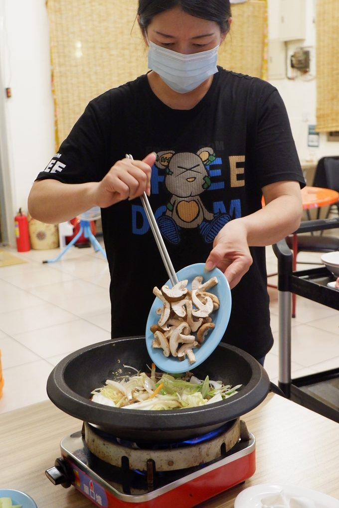 【台中南區石頭火鍋推薦】食藝石頭火鍋-工學店  湯頭始終是食藝石頭火鍋最令人百嚐不厭的經典！ @貝大小姐的多元心宇宙