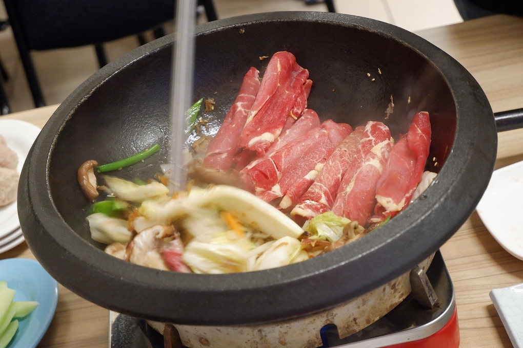 【台中南區石頭火鍋推薦】食藝石頭火鍋-工學店  湯頭始終是食藝石頭火鍋最令人百嚐不厭的經典！ @貝大小姐的多元心宇宙