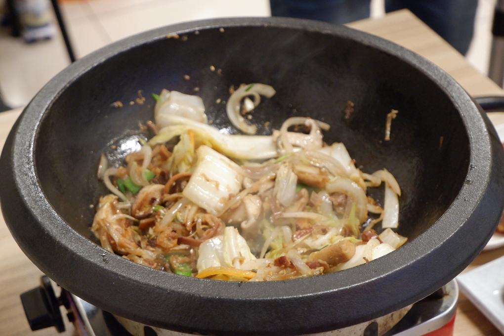 【台中南區石頭火鍋推薦】食藝石頭火鍋-工學店  湯頭始終是食藝石頭火鍋最令人百嚐不厭的經典！ @貝大小姐的多元心宇宙