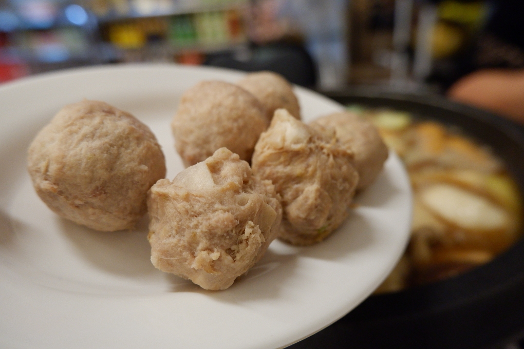 【台中南區石頭火鍋推薦】食藝石頭火鍋-工學店  湯頭始終是食藝石頭火鍋最令人百嚐不厭的經典！ @貝大小姐的多元心宇宙