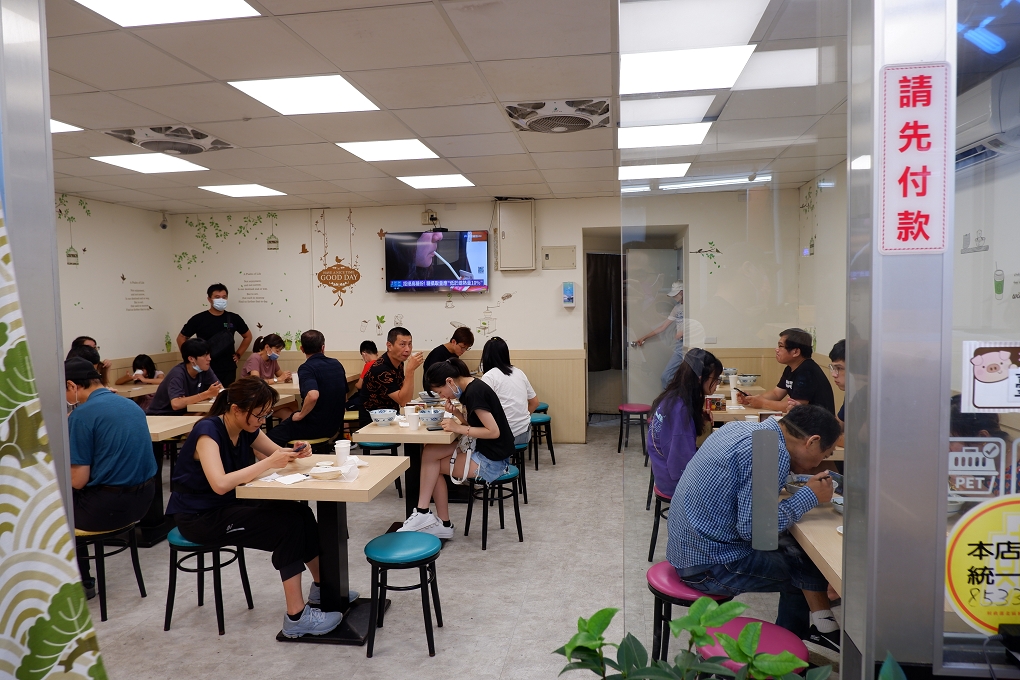 【永和牛肉麵】牛香原汁牛肉麵 到了用餐的時間，就成了附近居民排隊的地標！ @貝大小姐的多元心宇宙