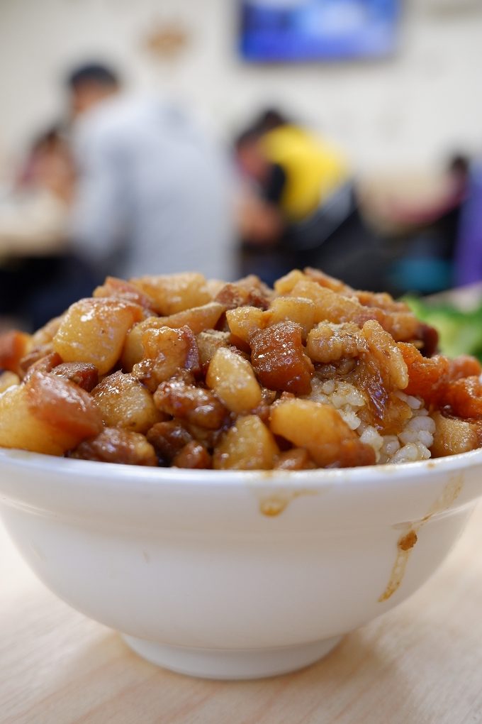 【永和牛肉麵】牛香原汁牛肉麵 到了用餐的時間，就成了附近居民排隊的地標！ @貝大小姐的多元心宇宙