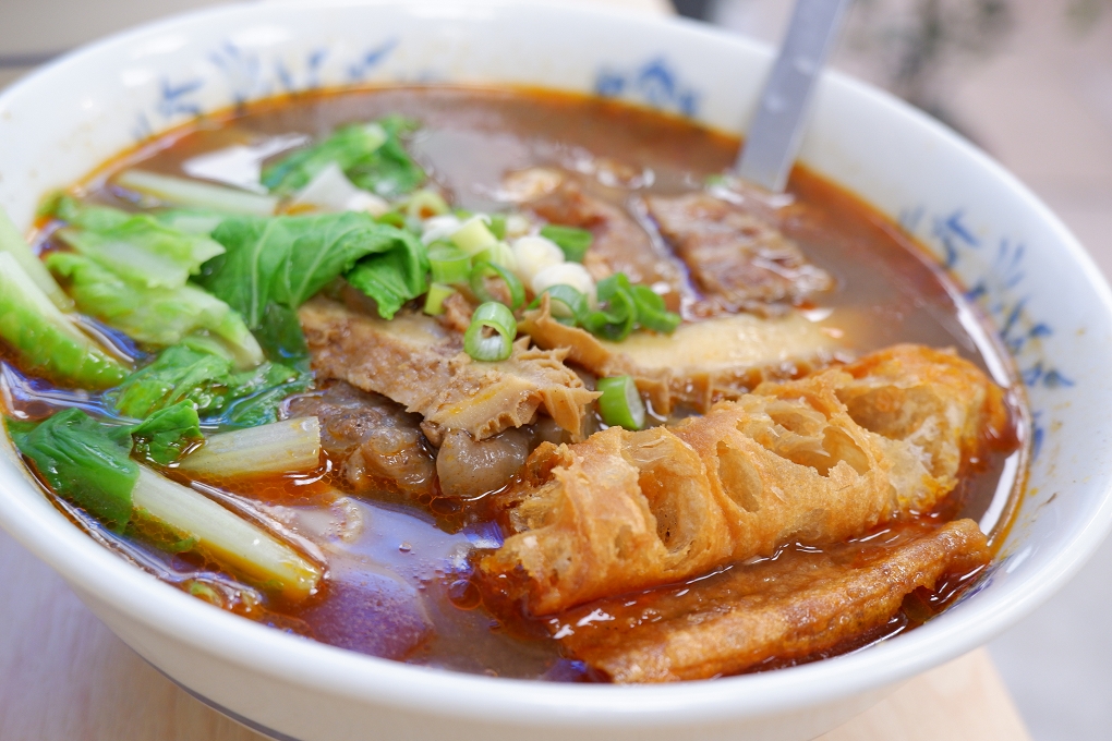 【永和牛肉麵】牛香原汁牛肉麵 到了用餐的時間，就成了附近居民排隊的地標！ @貝大小姐的多元心宇宙