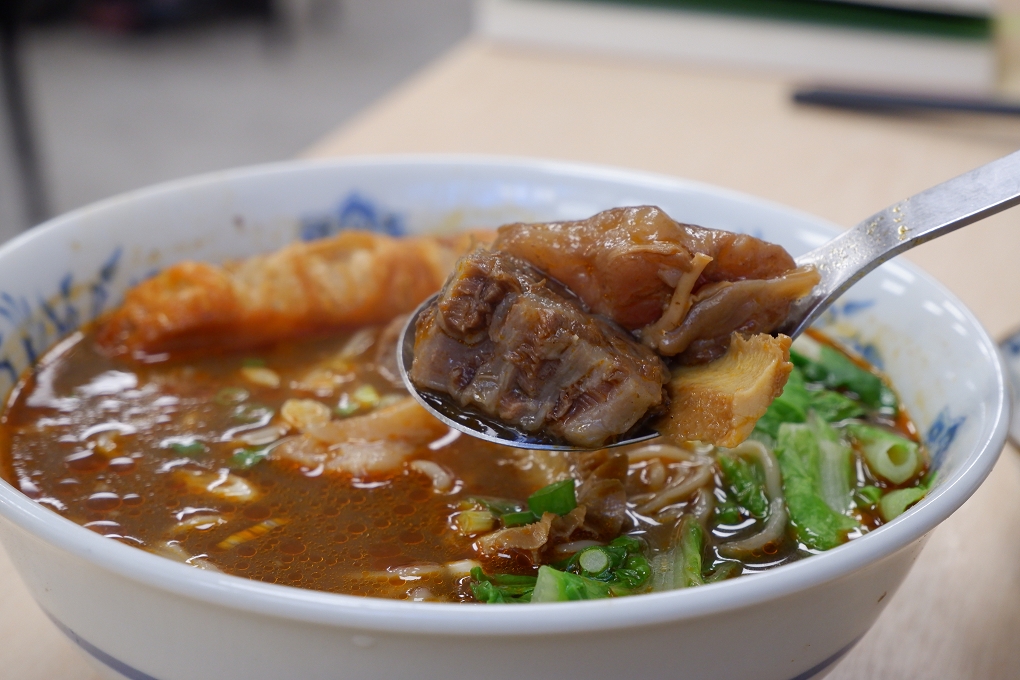 【永和牛肉麵】牛香原汁牛肉麵 到了用餐的時間，就成了附近居民排隊的地標！ @貝大小姐的多元心宇宙