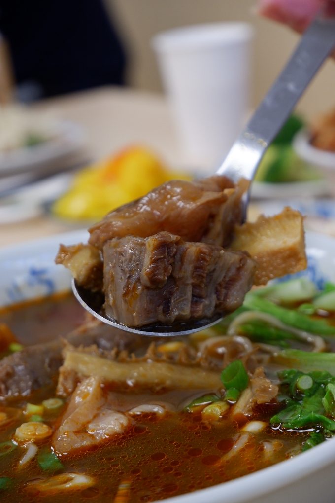 【永和牛肉麵】牛香原汁牛肉麵 到了用餐的時間，就成了附近居民排隊的地標！ @貝大小姐的多元心宇宙