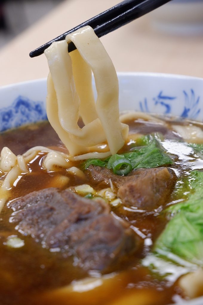 【永和牛肉麵】牛香原汁牛肉麵 到了用餐的時間，就成了附近居民排隊的地標！ @貝大小姐的多元心宇宙