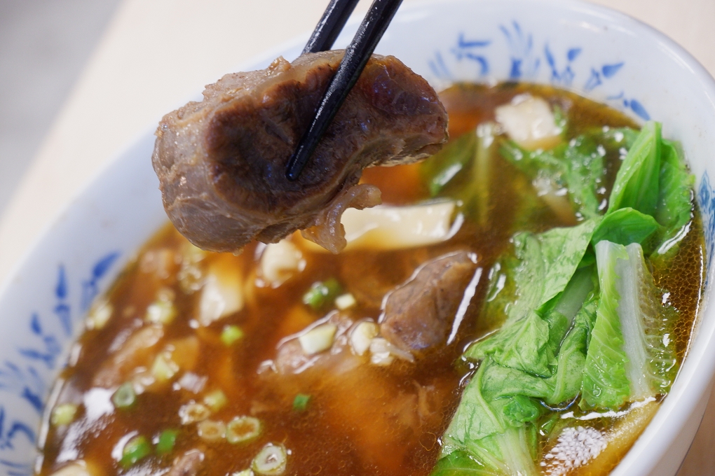 【永和牛肉麵】牛香原汁牛肉麵 到了用餐的時間，就成了附近居民排隊的地標！ @貝大小姐的多元心宇宙