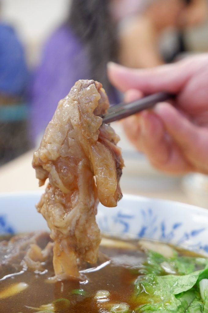【永和牛肉麵】牛香原汁牛肉麵 到了用餐的時間，就成了附近居民排隊的地標！ @貝大小姐的多元心宇宙