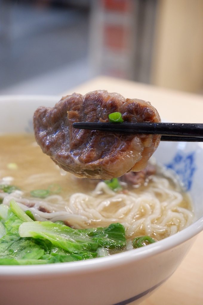 【永和牛肉麵】牛香原汁牛肉麵 到了用餐的時間，就成了附近居民排隊的地標！ @貝大小姐的多元心宇宙