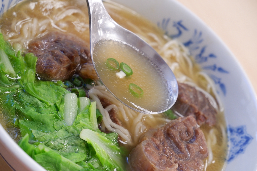 【永和牛肉麵】牛香原汁牛肉麵 到了用餐的時間，就成了附近居民排隊的地標！ @貝大小姐的多元心宇宙
