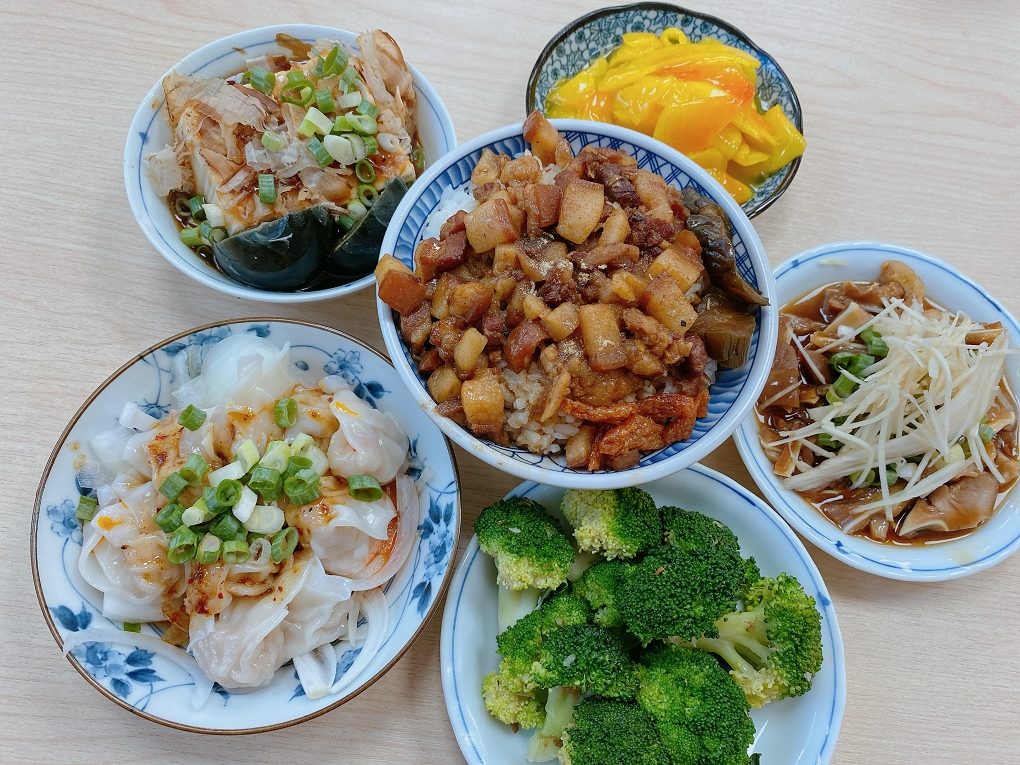 【永和牛肉麵】牛香原汁牛肉麵 到了用餐的時間，就成了附近居民排隊的地標！ @貝大小姐的多元心宇宙