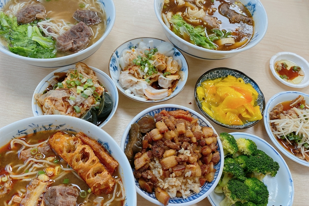【永和牛肉麵】牛香原汁牛肉麵 到了用餐的時間，就成了附近居民排隊的地標！ @貝大小姐的多元心宇宙