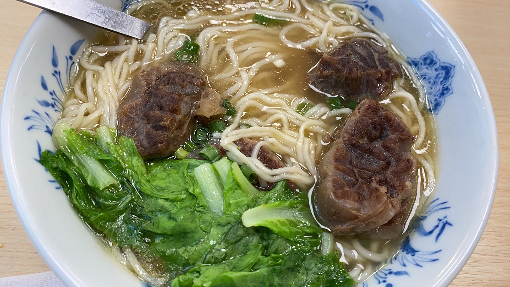【永和牛肉麵】牛香原汁牛肉麵 到了用餐的時間，就成了附近居民排隊的地標！ @貝大小姐的多元心宇宙