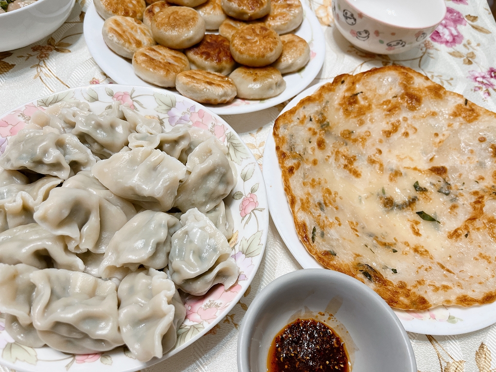 【網購美食推薦】蔥媽媽 香菜水餃 X 香蔥豬肉餡餅 X 九層塔蔥抓餅 維護心愛家人與孩子的健康，就給他們風味絕佳的蔥媽媽！ @貝大小姐的多元心宇宙