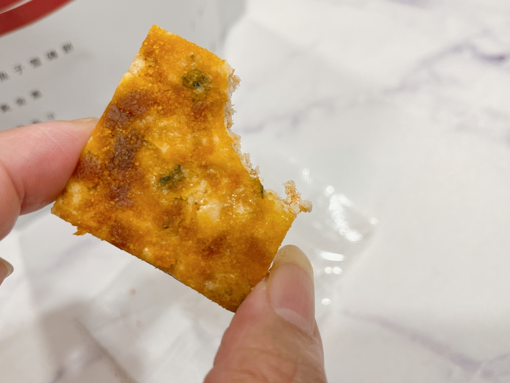 【網購零食】魚香涎Woo!烏金雪磚餅 創新的風味，值得過去不敢吃烏魚子的朋友嚐試看看！ @貝大小姐的多元心宇宙