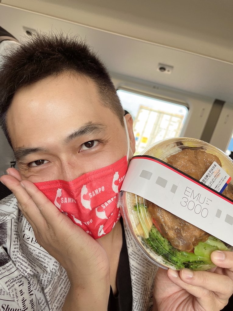 【台鐵最新列車】自強3000 騰雲座艙 流線沈穩的黑白相間車頭，搭上白色素面的車身猶如日本新幹線一般！ @貝大小姐的多元心宇宙