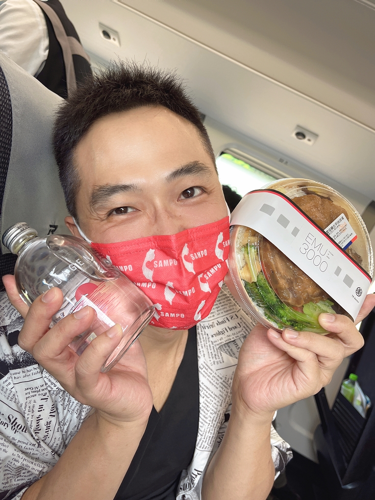 【台鐵最新列車】自強3000 騰雲座艙 流線沈穩的黑白相間車頭，搭上白色素面的車身猶如日本新幹線一般！ @貝大小姐的多元心宇宙