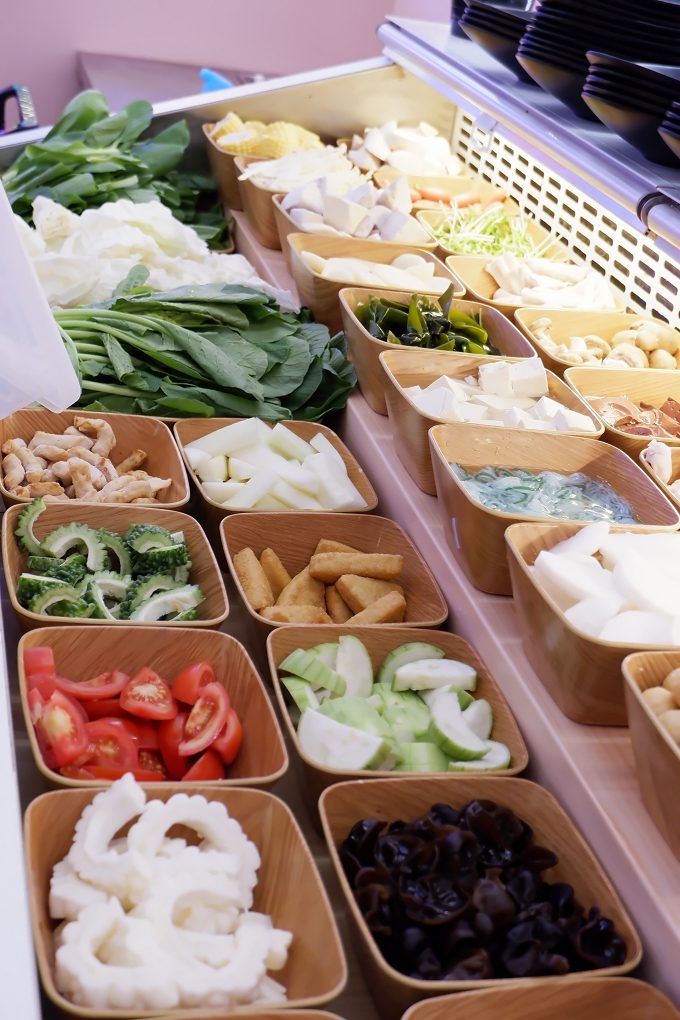 【火鍋第一品牌樂多多集團】肉多多火鍋三重正義店 三人行，必有麻辣吃！三份套餐即贈一鍋 爆炒川府麻辣鍋！ @貝大小姐的多元心宇宙