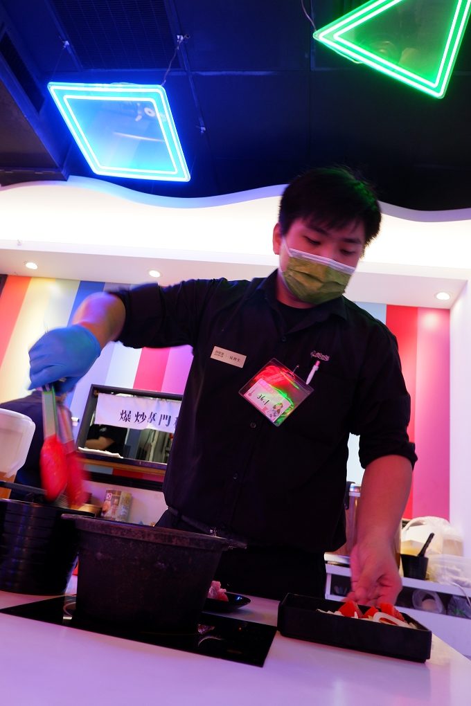 【火鍋第一品牌樂多多集團】肉多多火鍋三重正義店 三人行，必有麻辣吃！三份套餐即贈一鍋 爆炒川府麻辣鍋！ @貝大小姐的多元心宇宙