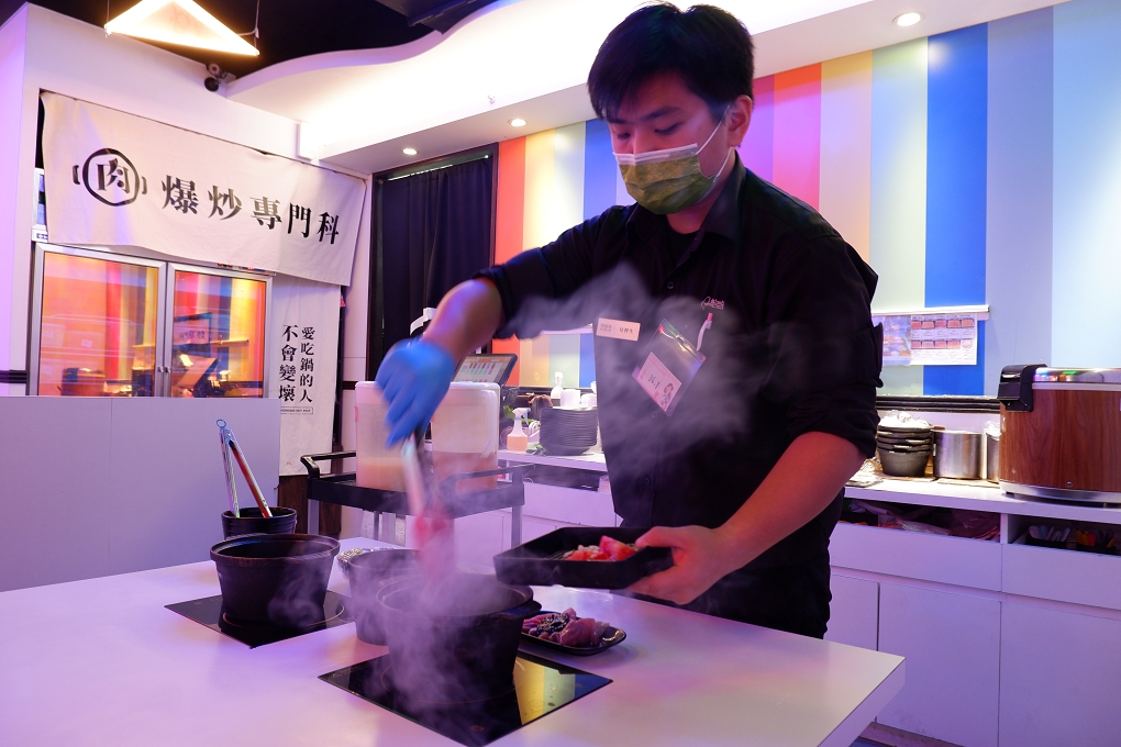 【火鍋第一品牌樂多多集團】肉多多火鍋三重正義店 三人行，必有麻辣吃！三份套餐即贈一鍋 爆炒川府麻辣鍋！ @貝大小姐的多元心宇宙