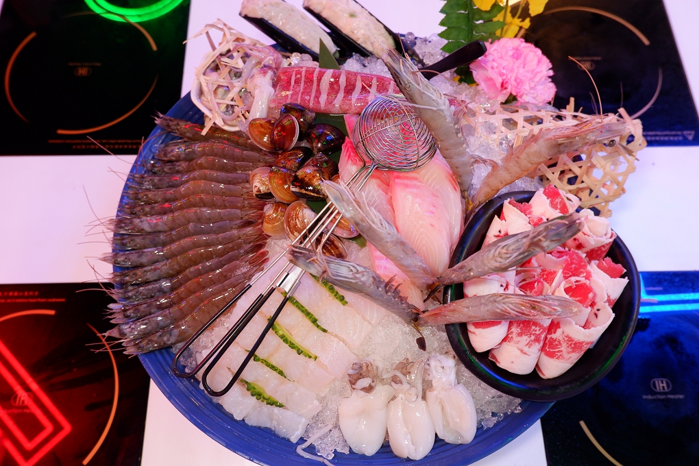 【火鍋第一品牌樂多多集團】肉多多火鍋三重正義店 三人行，必有麻辣吃！三份套餐即贈一鍋 爆炒川府麻辣鍋！ @貝大小姐的多元心宇宙