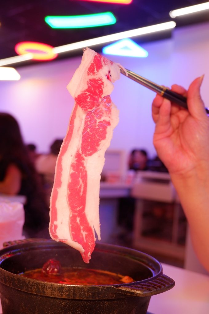 【火鍋第一品牌樂多多集團】肉多多火鍋三重正義店 三人行，必有麻辣吃！三份套餐即贈一鍋 爆炒川府麻辣鍋！ @貝大小姐的多元心宇宙