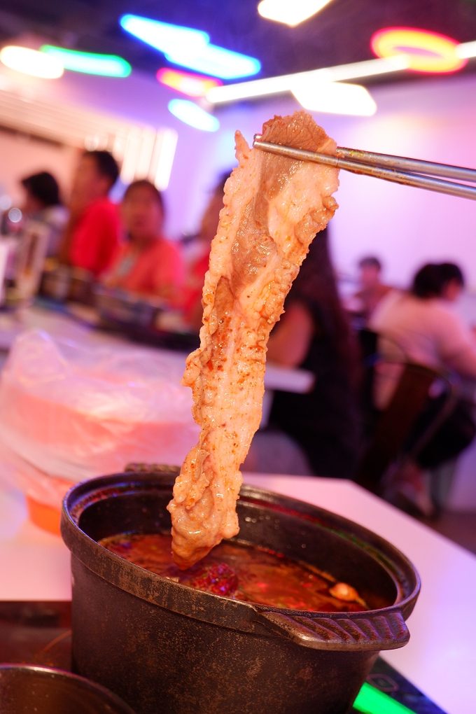 【火鍋第一品牌樂多多集團】肉多多火鍋三重正義店 三人行，必有麻辣吃！三份套餐即贈一鍋 爆炒川府麻辣鍋！ @貝大小姐的多元心宇宙