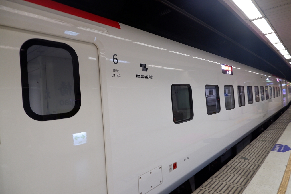 【台鐵最新列車】自強3000 騰雲座艙 流線沈穩的黑白相間車頭，搭上白色素面的車身猶如日本新幹線一般！ @貝大小姐的多元心宇宙