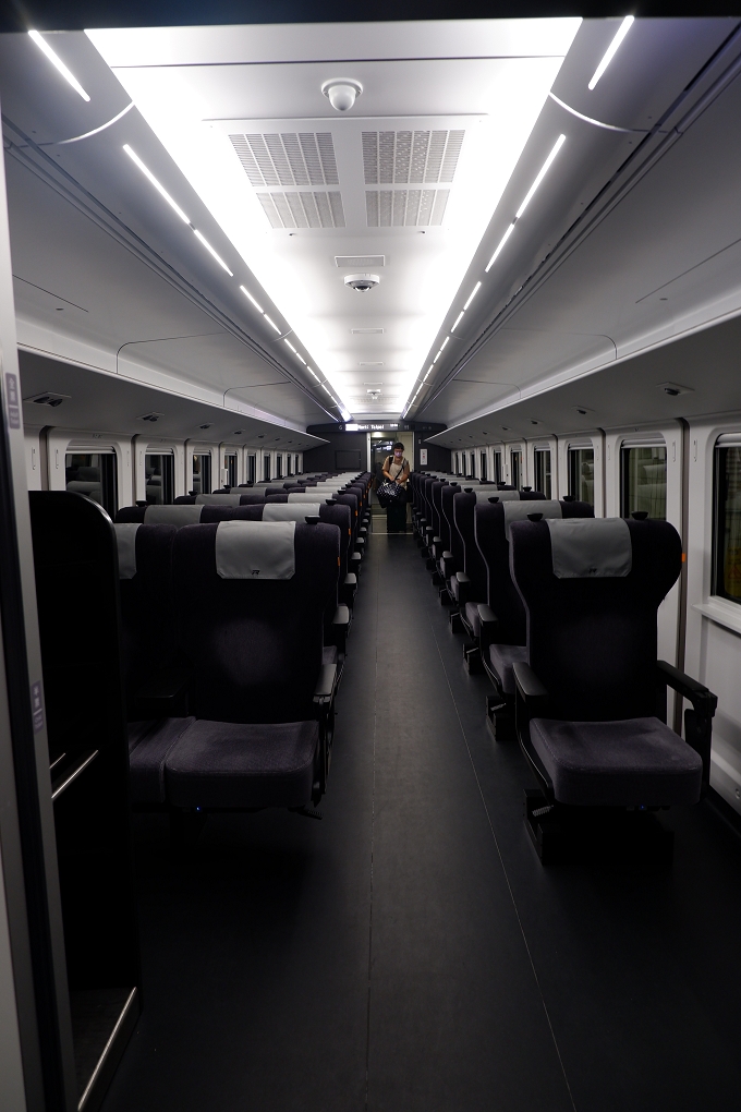【台鐵最新列車】自強3000 騰雲座艙 流線沈穩的黑白相間車頭，搭上白色素面的車身猶如日本新幹線一般！ @貝大小姐的多元心宇宙