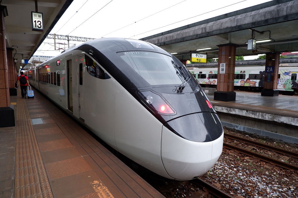 【台鐵最新列車】自強3000 騰雲座艙 流線沈穩的黑白相間車頭，搭上白色素面的車身猶如日本新幹線一般！ @貝大小姐的多元心宇宙