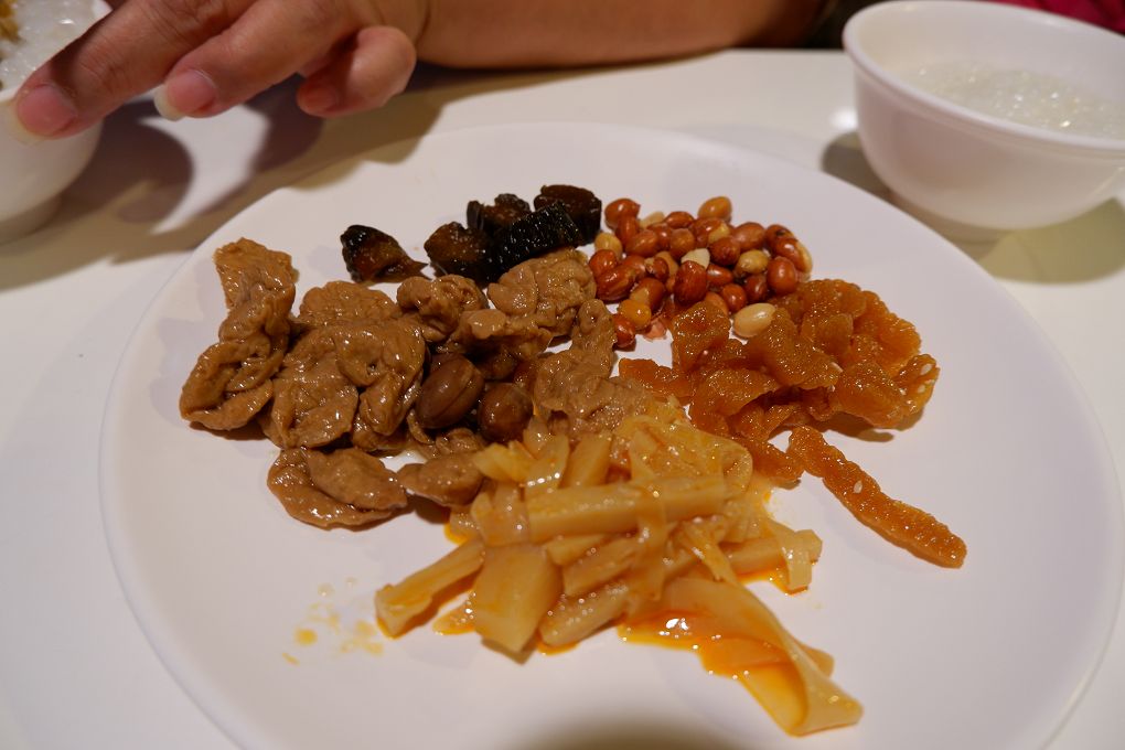 【花蓮住宿推薦】鮪魚家族飯店 花蓮館 特有的自然氛圍  在一樓的海洋造景中  就能立馬感受到大自然的呼喚！ @貝大小姐的多元心宇宙