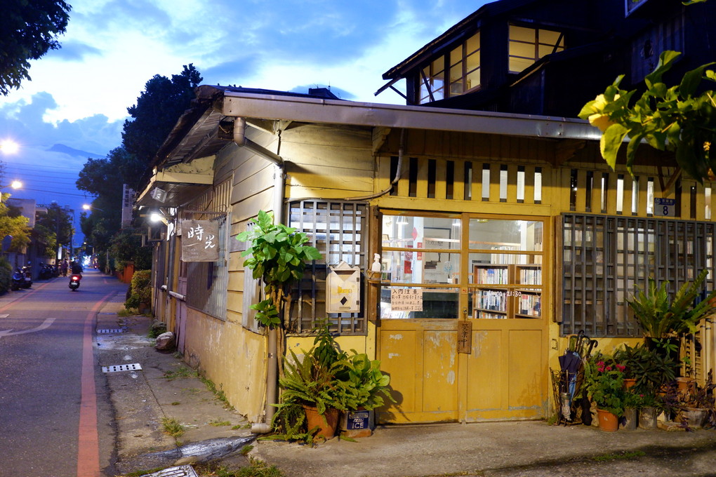 【花蓮住宿推薦】鮪魚家族飯店 花蓮館 特有的自然氛圍  在一樓的海洋造景中  就能立馬感受到大自然的呼喚！ @貝大小姐的多元心宇宙