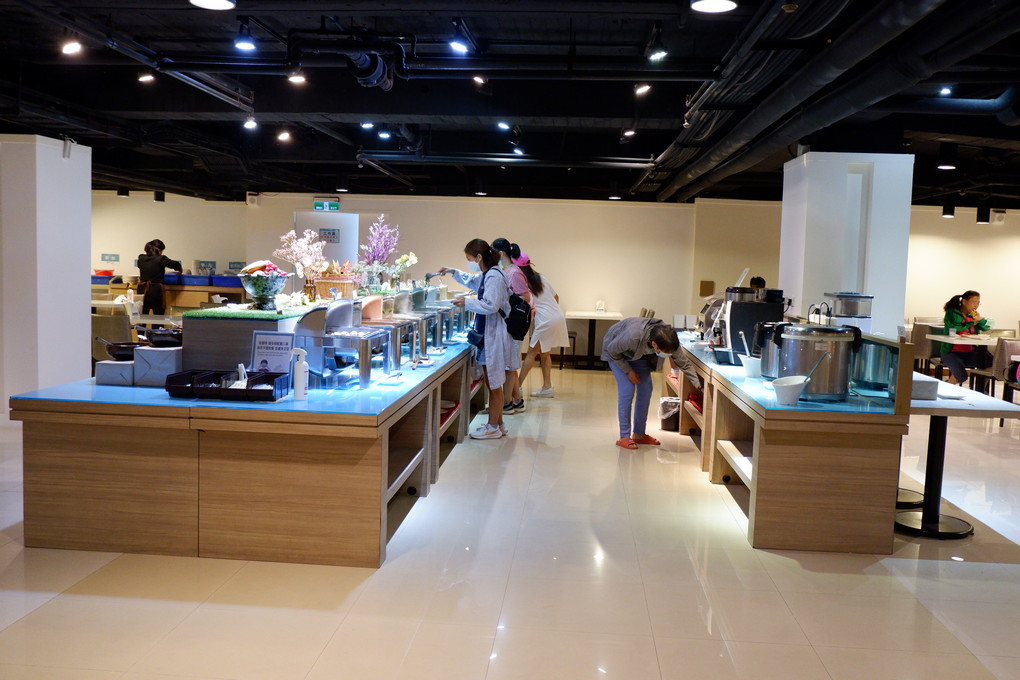 【花蓮住宿推薦】鮪魚家族飯店 花蓮館 特有的自然氛圍  在一樓的海洋造景中  就能立馬感受到大自然的呼喚！ @貝大小姐的多元心宇宙