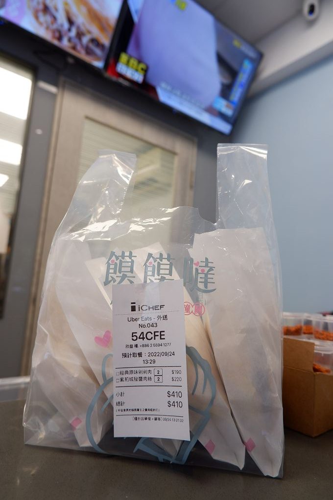【內科美食】饃饃噠心動肉夾饃 內湖港墘店 現點現烤才能有著咔嗞咔嗞的酥脆，怕等太久的人記得先預約點餐！ @貝大小姐的多元心宇宙