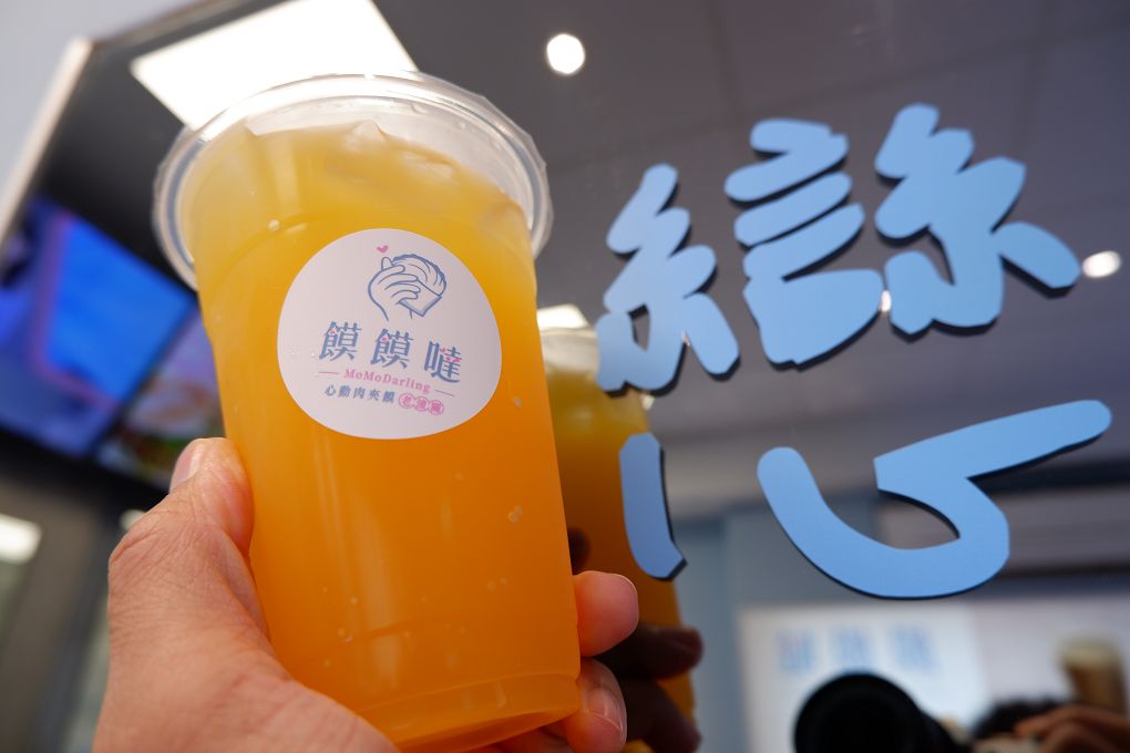 【內科美食】饃饃噠心動肉夾饃 內湖港墘店 現點現烤才能有著咔嗞咔嗞的酥脆，怕等太久的人記得先預約點餐！ @貝大小姐的多元心宇宙