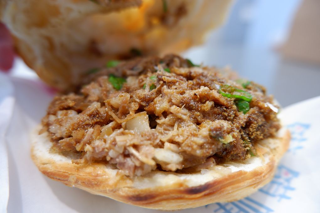 【內科美食】饃饃噠心動肉夾饃 內湖港墘店 現點現烤才能有著咔嗞咔嗞的酥脆，怕等太久的人記得先預約點餐！ @貝大小姐的多元心宇宙