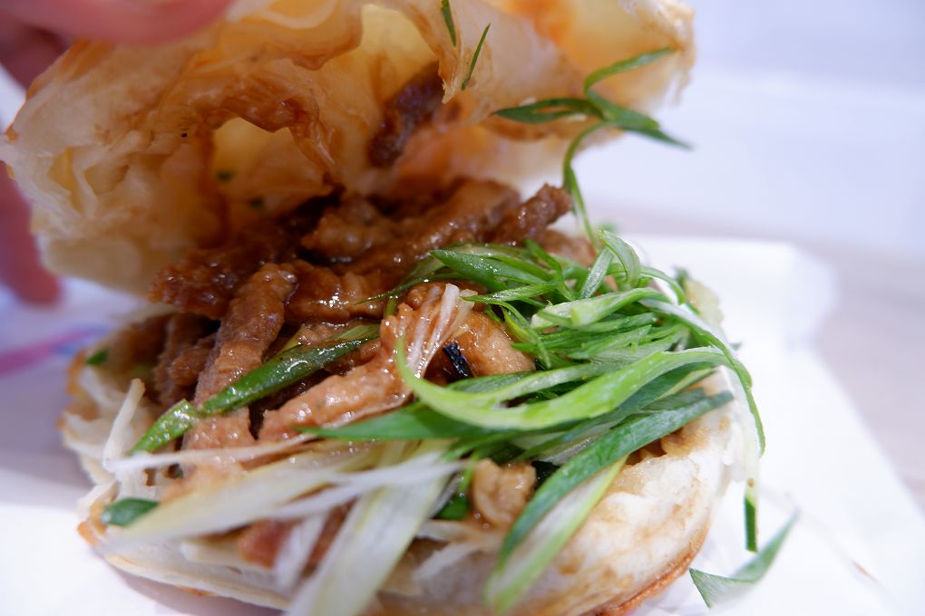 【內科美食】饃饃噠心動肉夾饃 內湖港墘店 現點現烤才能有著咔嗞咔嗞的酥脆，怕等太久的人記得先預約點餐！ @貝大小姐的多元心宇宙
