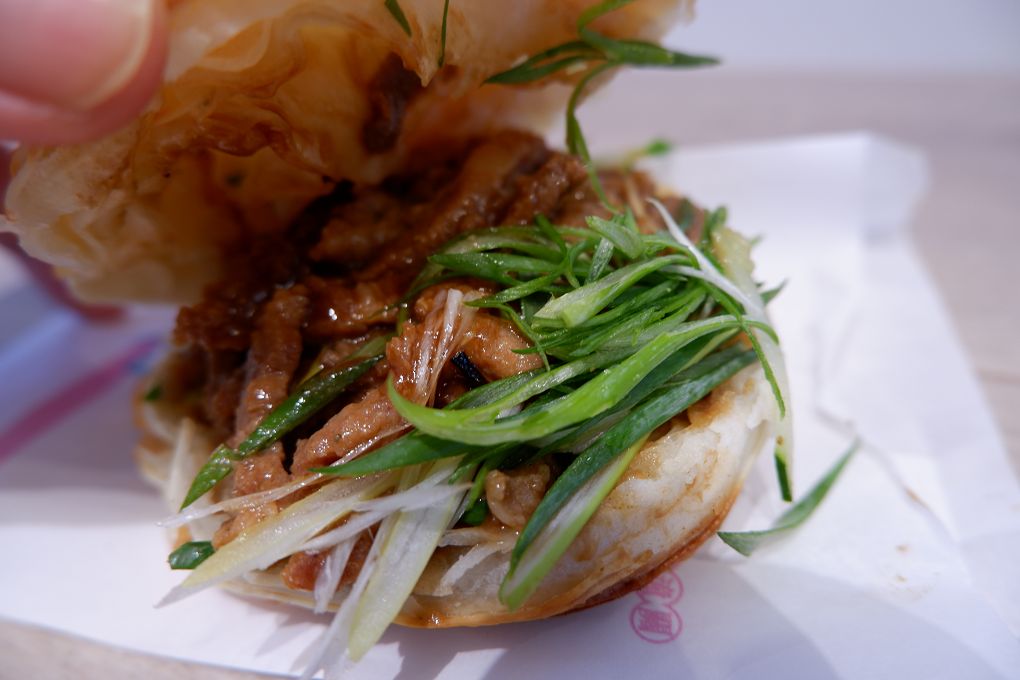 【內科美食】饃饃噠心動肉夾饃 內湖港墘店 現點現烤才能有著咔嗞咔嗞的酥脆，怕等太久的人記得先預約點餐！ @貝大小姐的多元心宇宙