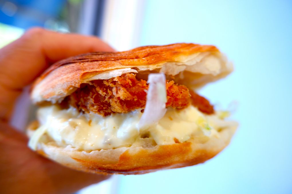 【內科美食】饃饃噠心動肉夾饃 內湖港墘店 現點現烤才能有著咔嗞咔嗞的酥脆，怕等太久的人記得先預約點餐！ @貝大小姐的多元心宇宙