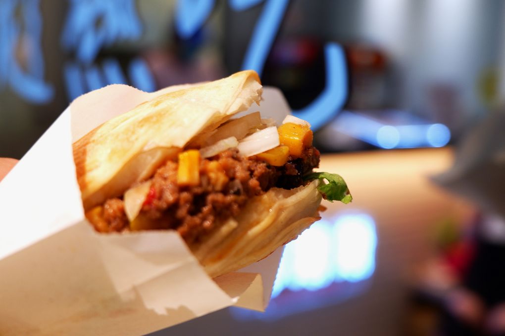 【內科美食】饃饃噠心動肉夾饃 內湖港墘店 現點現烤才能有著咔嗞咔嗞的酥脆，怕等太久的人記得先預約點餐！ @貝大小姐的多元心宇宙