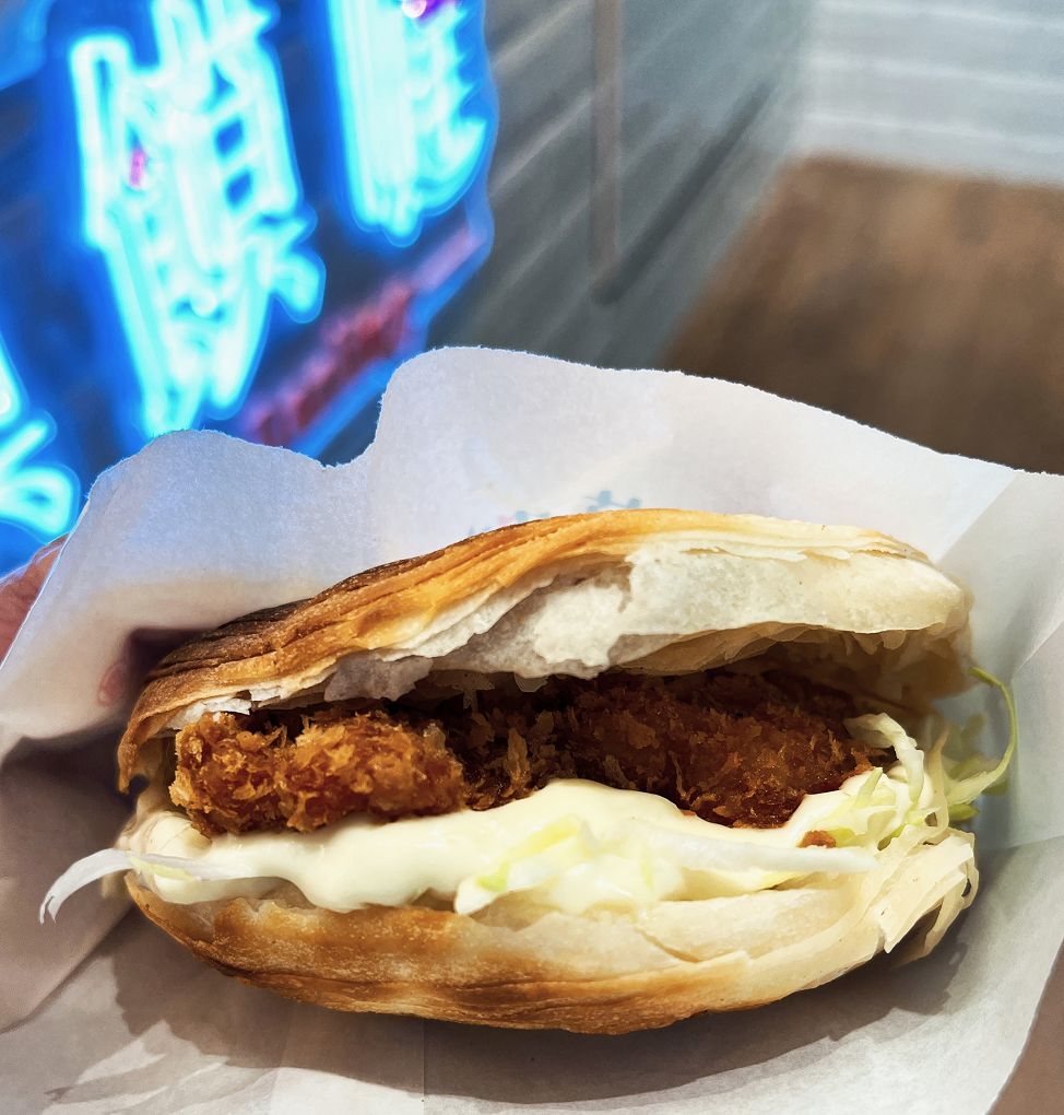 【內科美食】饃饃噠心動肉夾饃 內湖港墘店 現點現烤才能有著咔嗞咔嗞的酥脆，怕等太久的人記得先預約點餐！ @貝大小姐的多元心宇宙