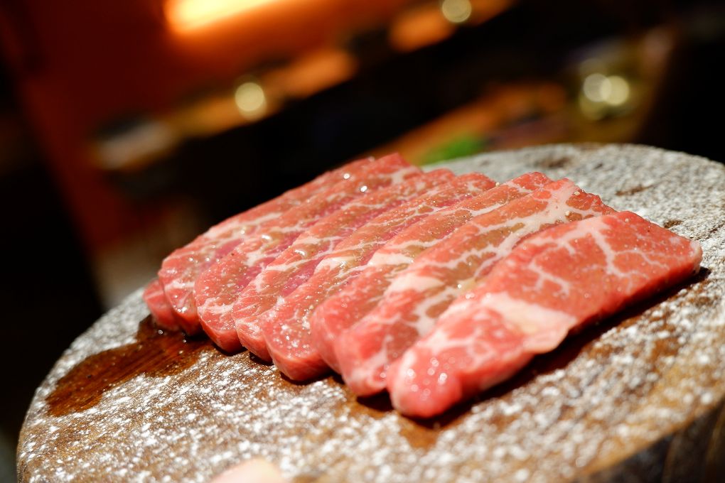 【新北 新店小碧潭燒肉小酒館推薦】米炭火燒肉 新店小碧潭店 日本A5和牛等級的肉品讓美好來自享受當下食材最美味的瞬間，讓感動來自吃到食材最原始的風味！ @貝大小姐的多元心宇宙