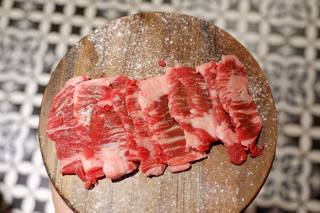 【新北 新店小碧潭燒肉小酒館推薦】米炭火燒肉 新店小碧潭店 日本A5和牛等級的肉品讓美好來自享受當下食材最美味的瞬間，讓感動來自吃到食材最原始的風味！ @貝大小姐的多元心宇宙