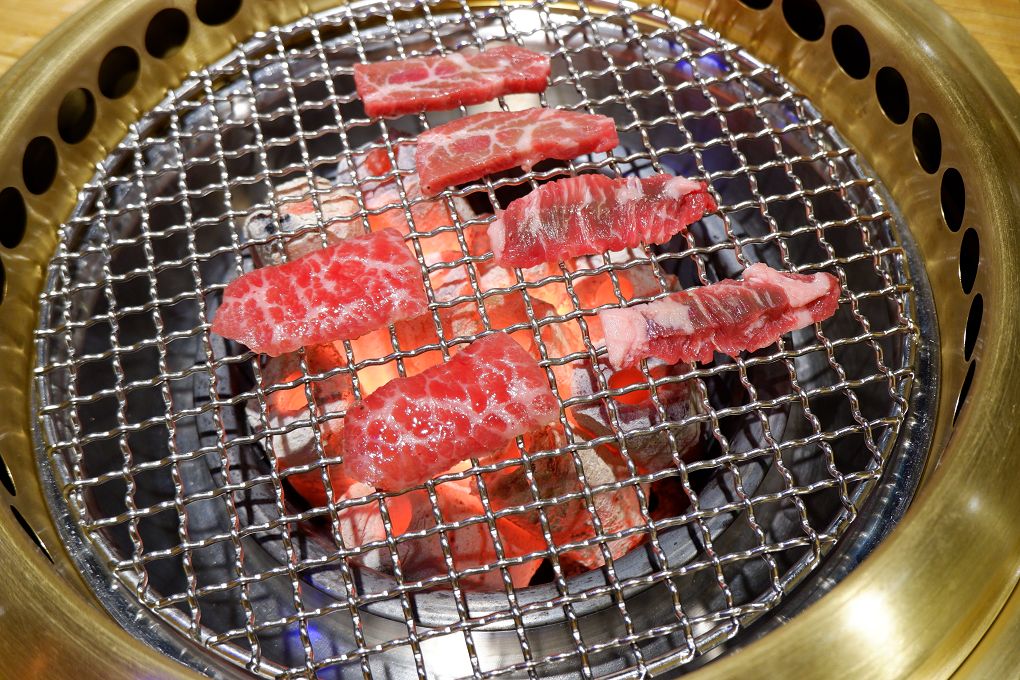 【新北 新店小碧潭燒肉小酒館推薦】米炭火燒肉 新店小碧潭店 日本A5和牛等級的肉品讓美好來自享受當下食材最美味的瞬間，讓感動來自吃到食材最原始的風味！ @貝大小姐的多元心宇宙