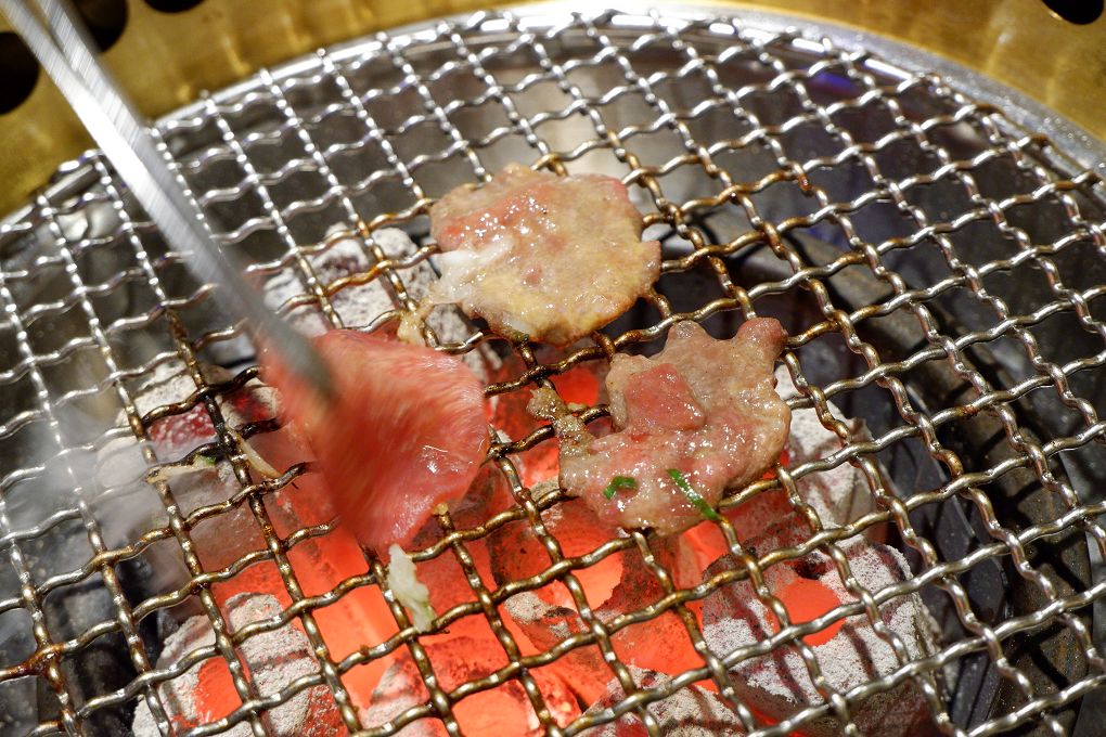 【新北 新店小碧潭燒肉小酒館推薦】米炭火燒肉 新店小碧潭店 日本A5和牛等級的肉品讓美好來自享受當下食材最美味的瞬間，讓感動來自吃到食材最原始的風味！ @貝大小姐的多元心宇宙