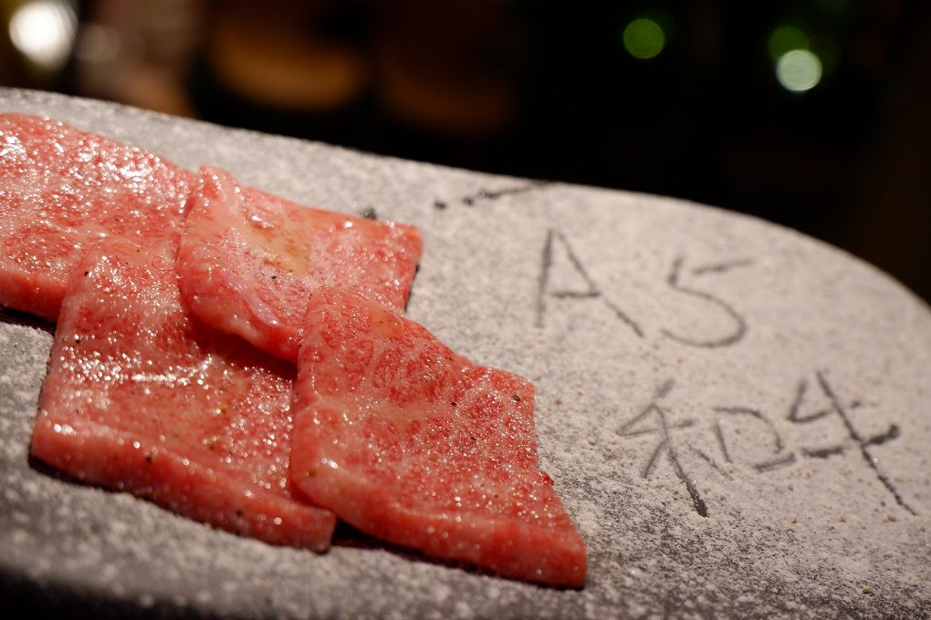 【新北 新店小碧潭燒肉小酒館推薦】米炭火燒肉 新店小碧潭店 日本A5和牛等級的肉品讓美好來自享受當下食材最美味的瞬間，讓感動來自吃到食材最原始的風味！ @貝大小姐的多元心宇宙